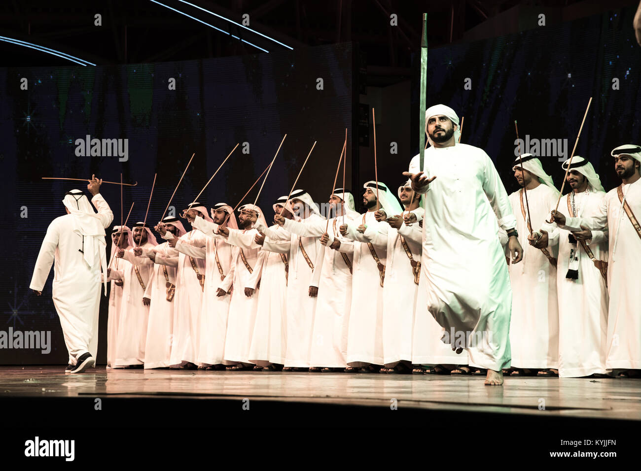 Dubai, VAE - Dez 3, 2017: Eine Gruppe von traditionell gekleideten Männer, die Ayala dance (Tanz), die integraler Bestandteil der emiratischen Erbes. Stockfoto
