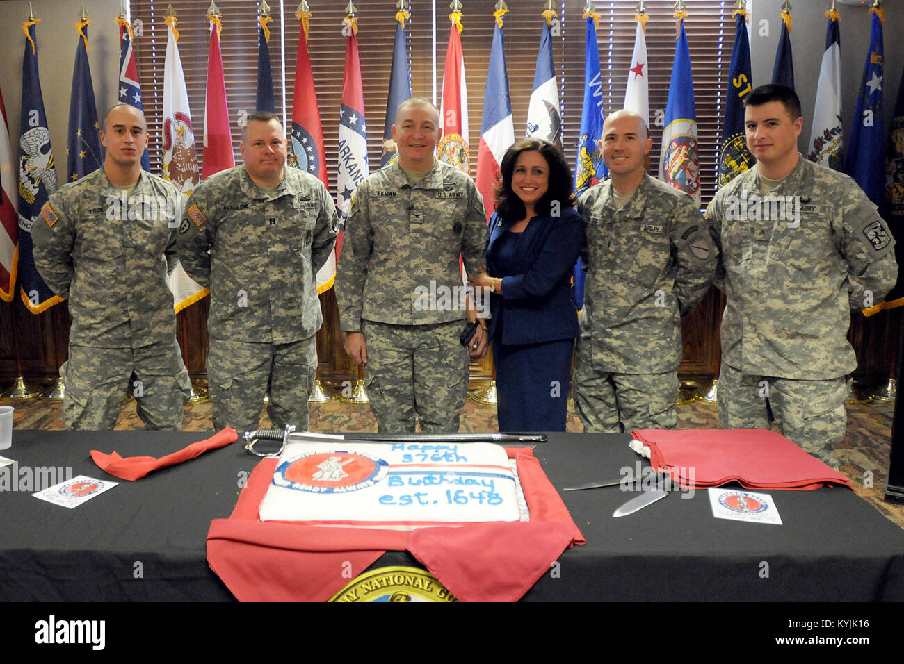 Oberst Craig Ekman steht mit seiner Mannschaft, die den 376. Geburtstag der Nationalgarde in Fort Knox, Ky., Dez. 13, 2012 abgestimmt. (KYNG Foto von Sgt. Scott Raymond) Stockfoto