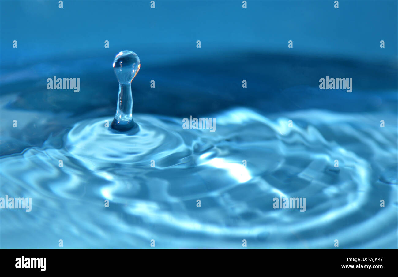 Reines Blau Crystal Clear Naturen Wassertropfen Stockfoto