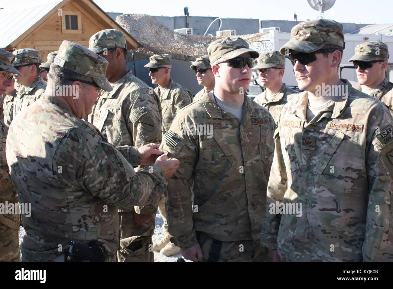 Colonel Bob Hayter Orte eine 3 Infanterie Division Patch auf der Uniform der Staff Sgt. Blake Nicholson während der Bereitstellung patch Zeremonie Kentucky Agribusiness Development Team 5 in der Provinz Kandahar, Afghanistan, Jan. 24, 2013. (KYNG Foto vom Kapitän Joseph Fontanez) Stockfoto