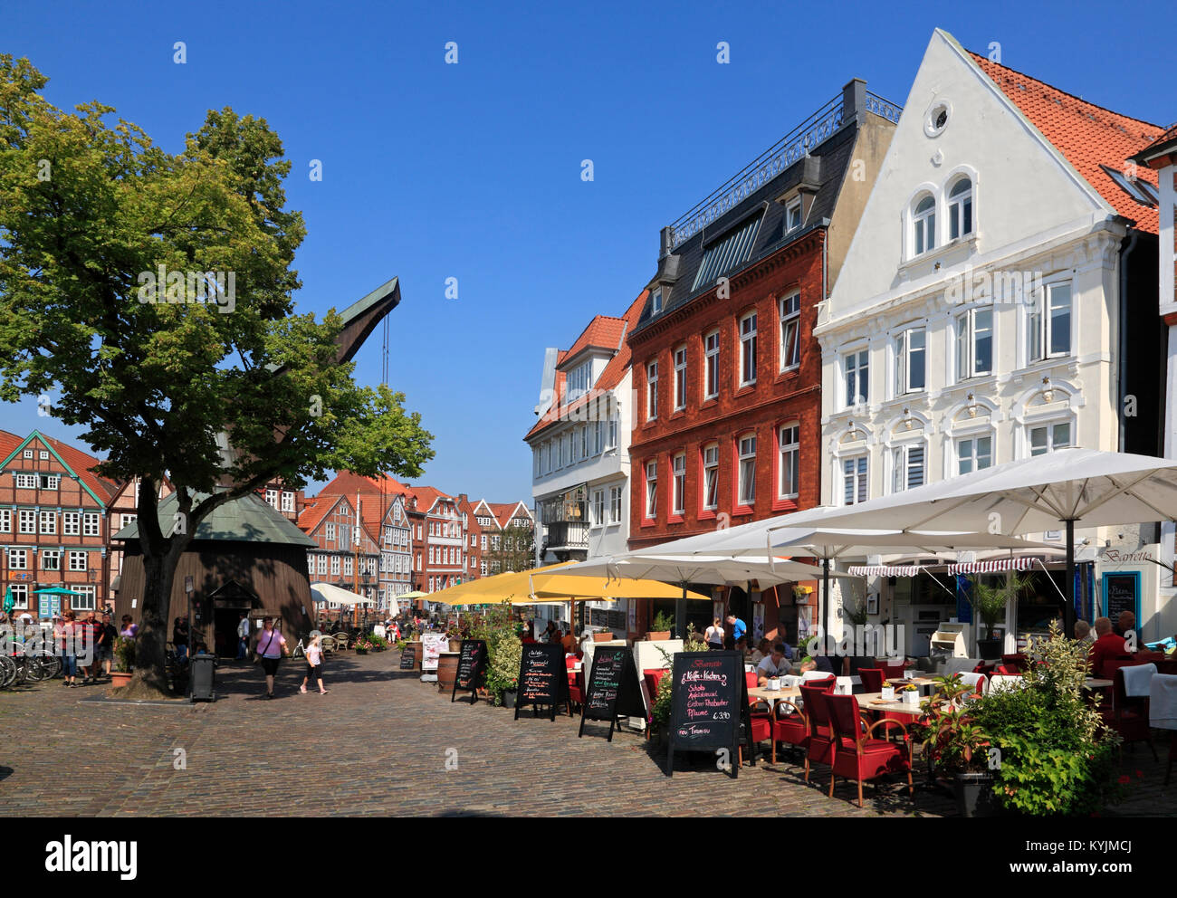 Cafés am Fischmarkt im historischen Hafen von Stade, Altes Land, Niedersachsen, Deutschland Stockfoto