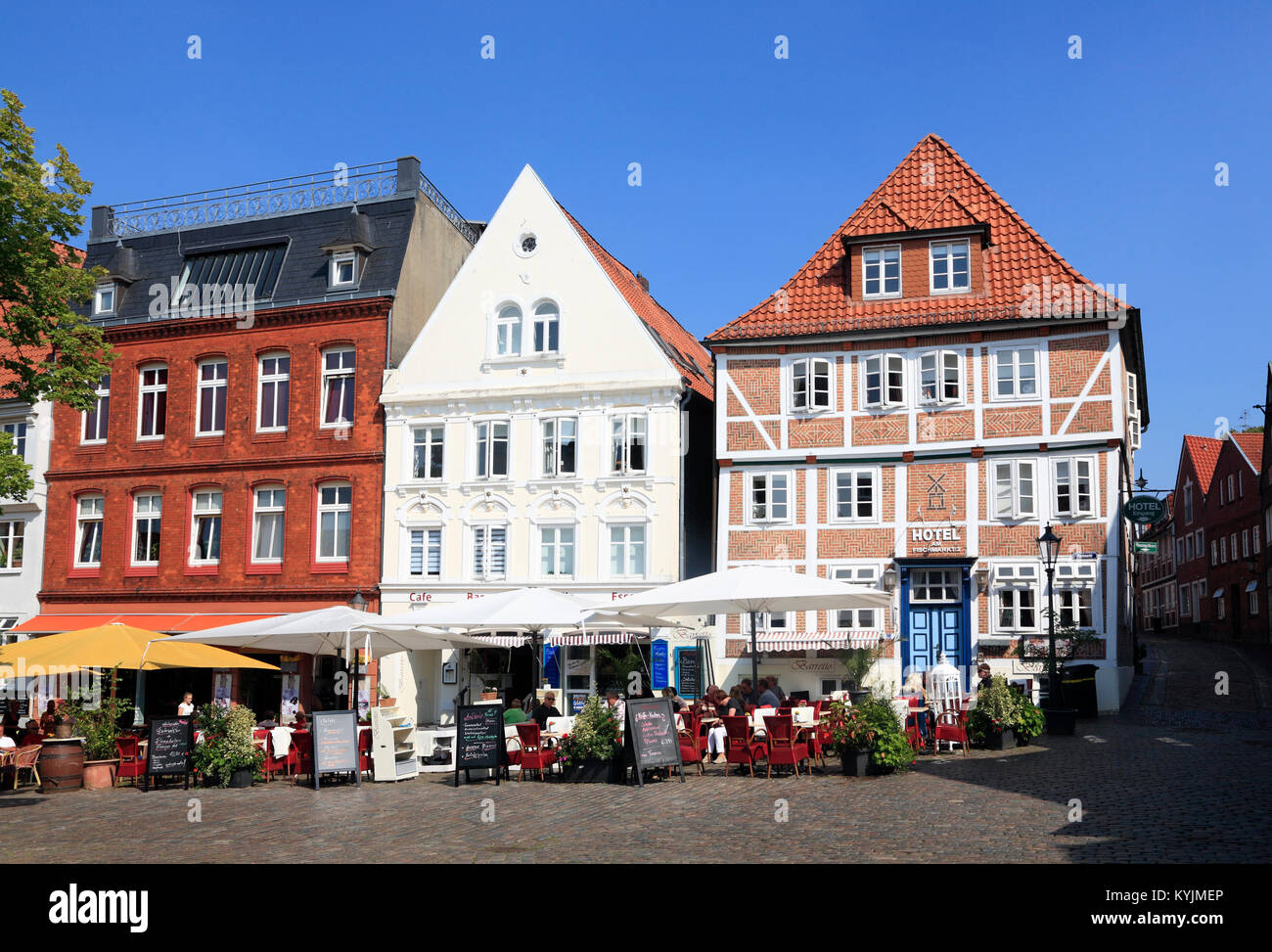 Cafés am Fischmarkt im historischen Hafen von Stade, Altes Land, Niedersachsen, Deutschland Stockfoto