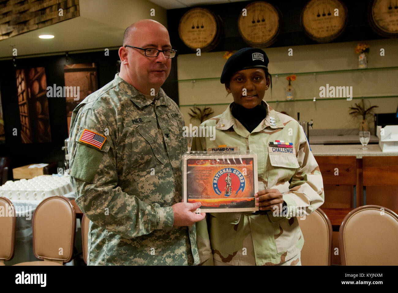 Kadetten vom Bluegrass Herausforderung Akademie sind für ihren Teil in der Nationalgarde Geburtstag Feier in Fort Knox, Ky., Dez. 13, 2013 anerkannt. (U.S. Army National Guard Foto: Staff Sgt. Scott Raymond) Stockfoto