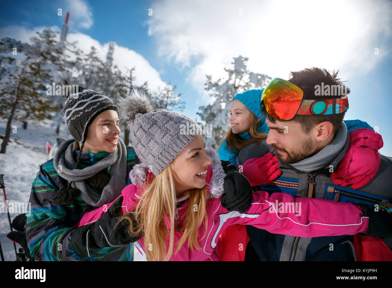 Familie glückliche Zeit im Schnee - Ski, Schnee, Sonne und viel Spaß Stockfoto