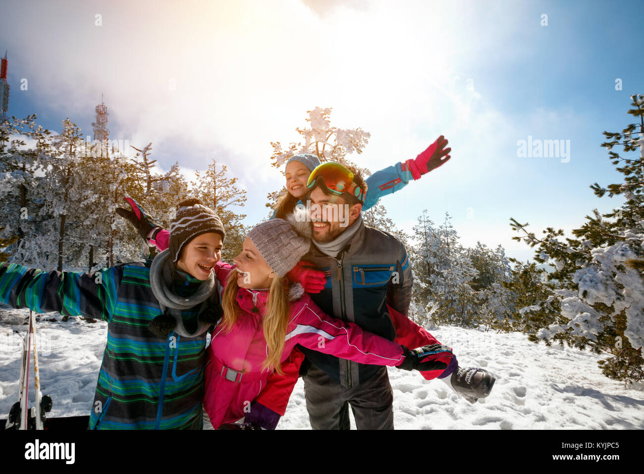 Glückliche Familie mit Kindern im Winter Skiurlaub Stockfoto