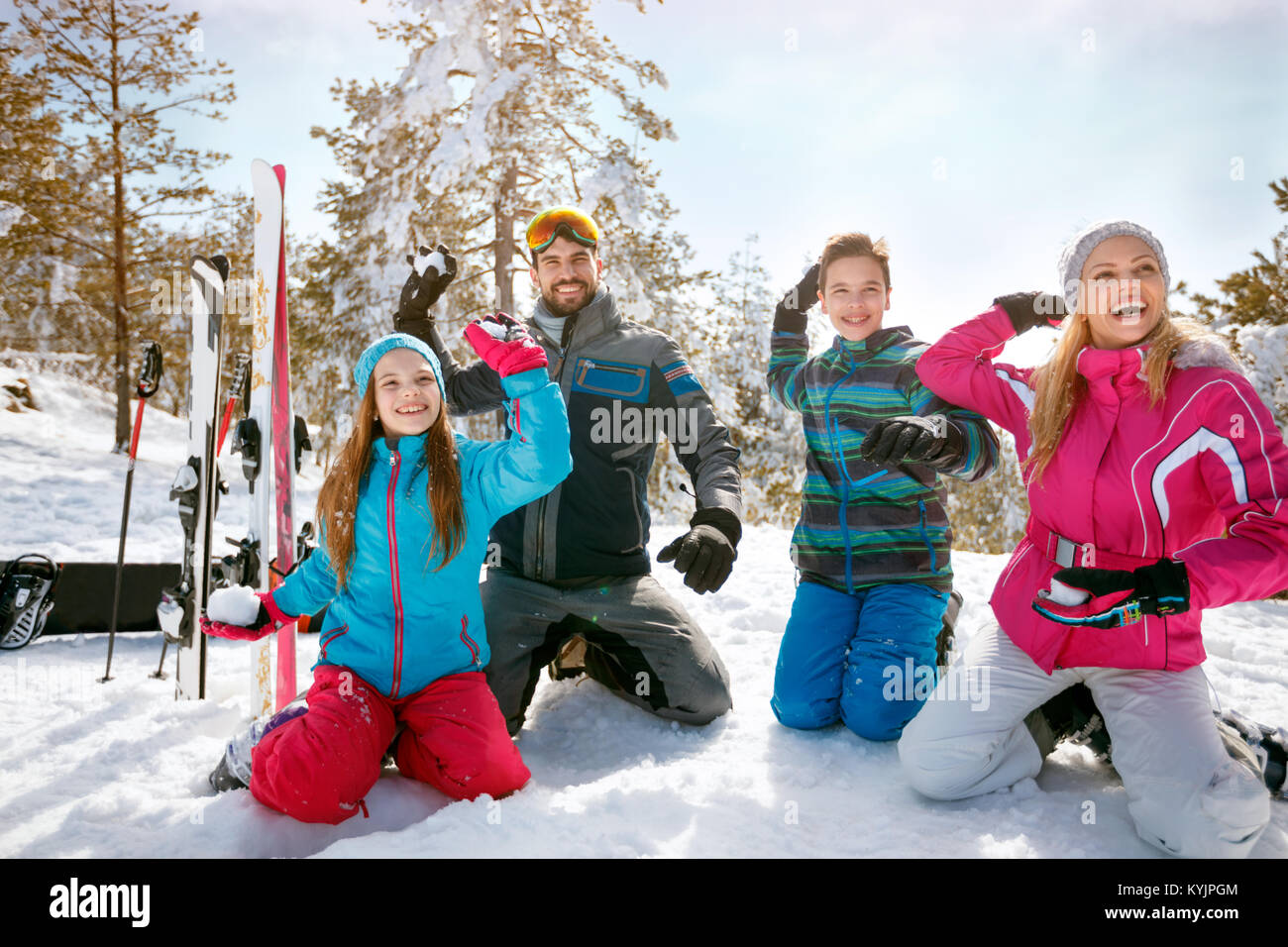 Glückliche Familie Winter Urlaub in den Bergen. Ski, Sonne, Schnee und Spaß Stockfoto