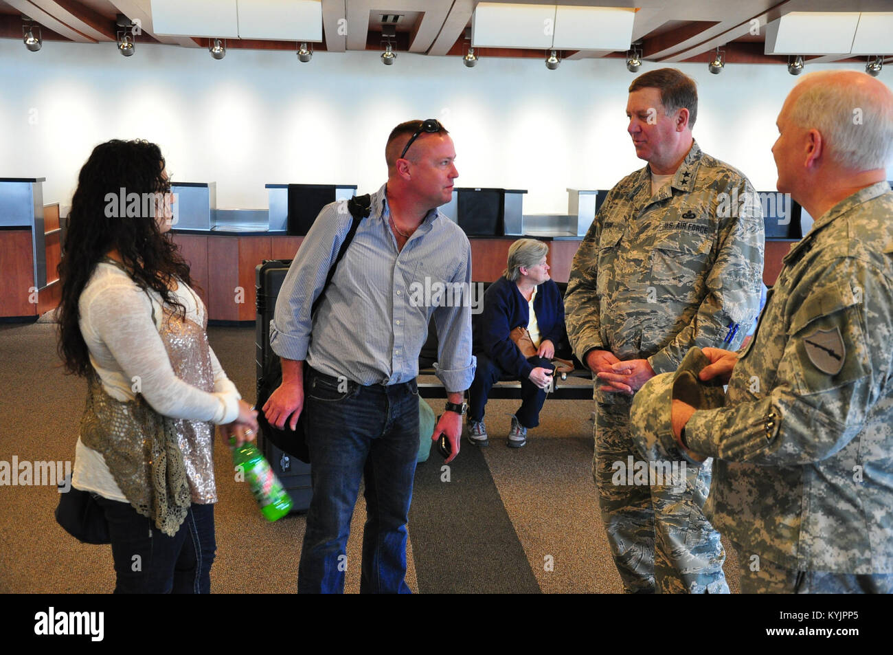 Oberstleutnant Brent Wilkins diskutiert die bevorstehende Bereitstellung mit Generalmajor Edward W. Tonini, Adjutant General der Kentucky National Guard und Brig. Gen. Ben Adams, die Gemeinsame Stabschef. Der 1988Th Contingency Contracting Team, aus Frankfort, Ky., hielt heute eine kleine Abschiedszeremonie am Louisville International Airport-Standiford Feld, wie sie für einen Einsatz im Ausland zur Unterstützung der Operation Enduring Freedom vor. (U.S. Army National Guard Foto vom Kapitän Stephen Martin) Stockfoto