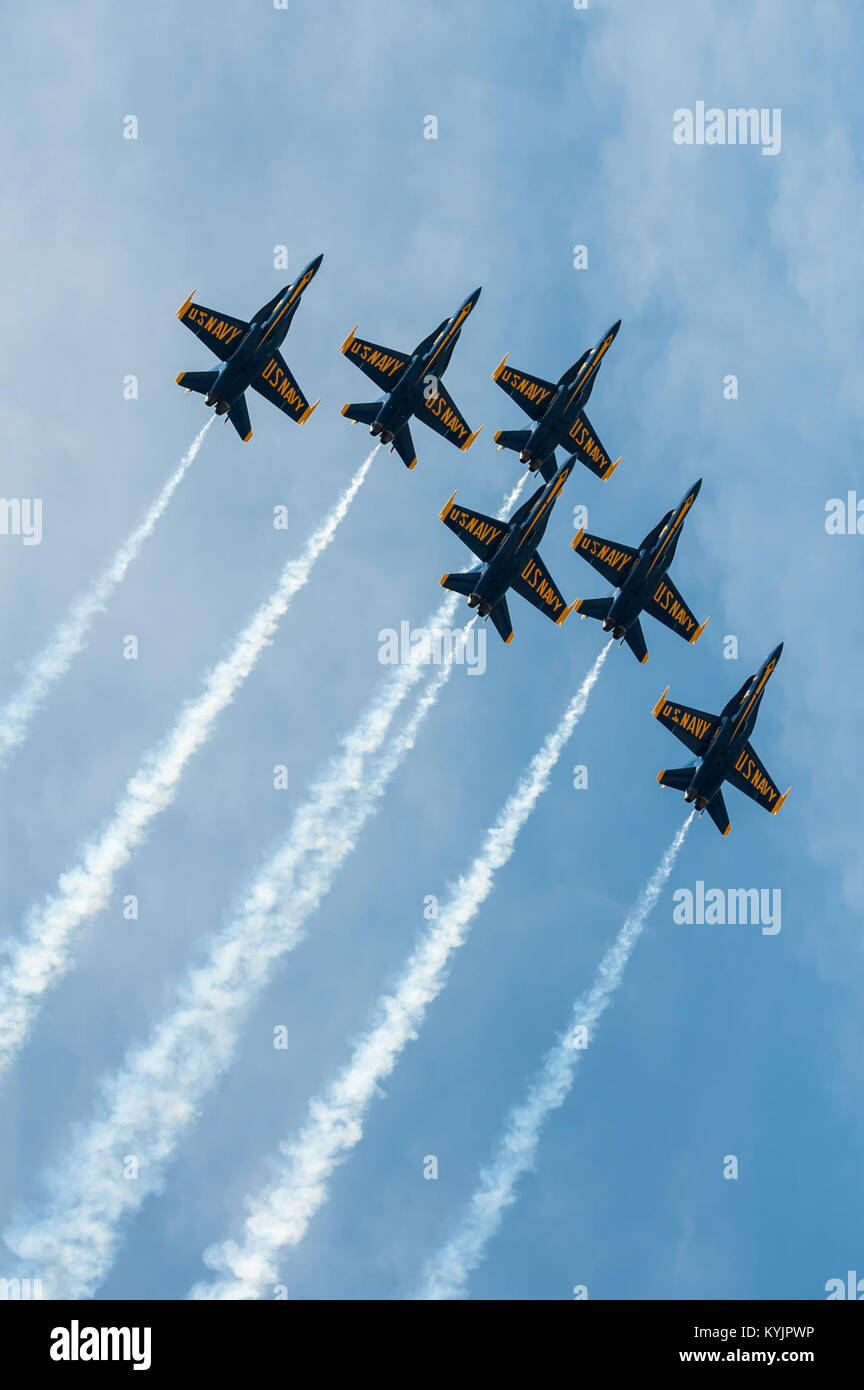 Die US-Marine Blau Praxis Engel ihre Antenne demonstration Routine über den Ohio River in Downtown Louisville, Ky., 10. April 2014. Der Blaue Engel sind, die auf dem an diesem Wochenende Donner über Louisville Air Show. (U.S. Air National Guard Foto von Maj. Dale Greer) Stockfoto