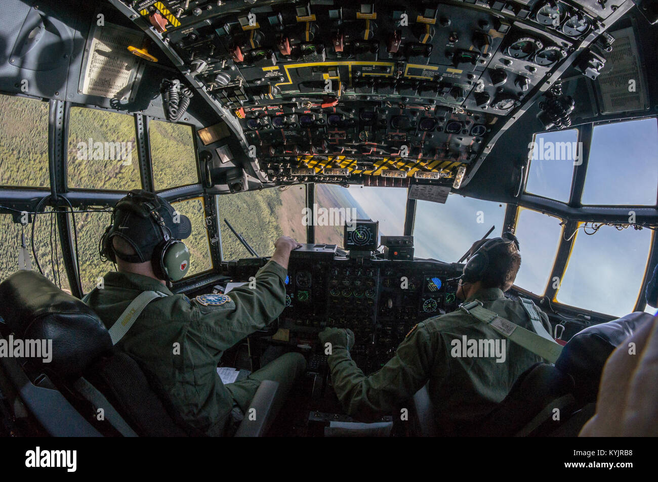 Ein fliegendes Personal von 165 Airlift Squadron die Kentucky der Air National Guard fliegt ein Kentucky Air National Guard C-130 Hercules auf die Berge der Alaska während einer Ausbildung Szenario als Teil der Roten Flag-Alaska am 15. Mai 2014. Mehr als 100 Kentucky Flieger nahmen an der Übung vom 7. Mai bis 23. (U.S. Air National Guard Foto von älteren Flieger Robert Buchberger) Stockfoto