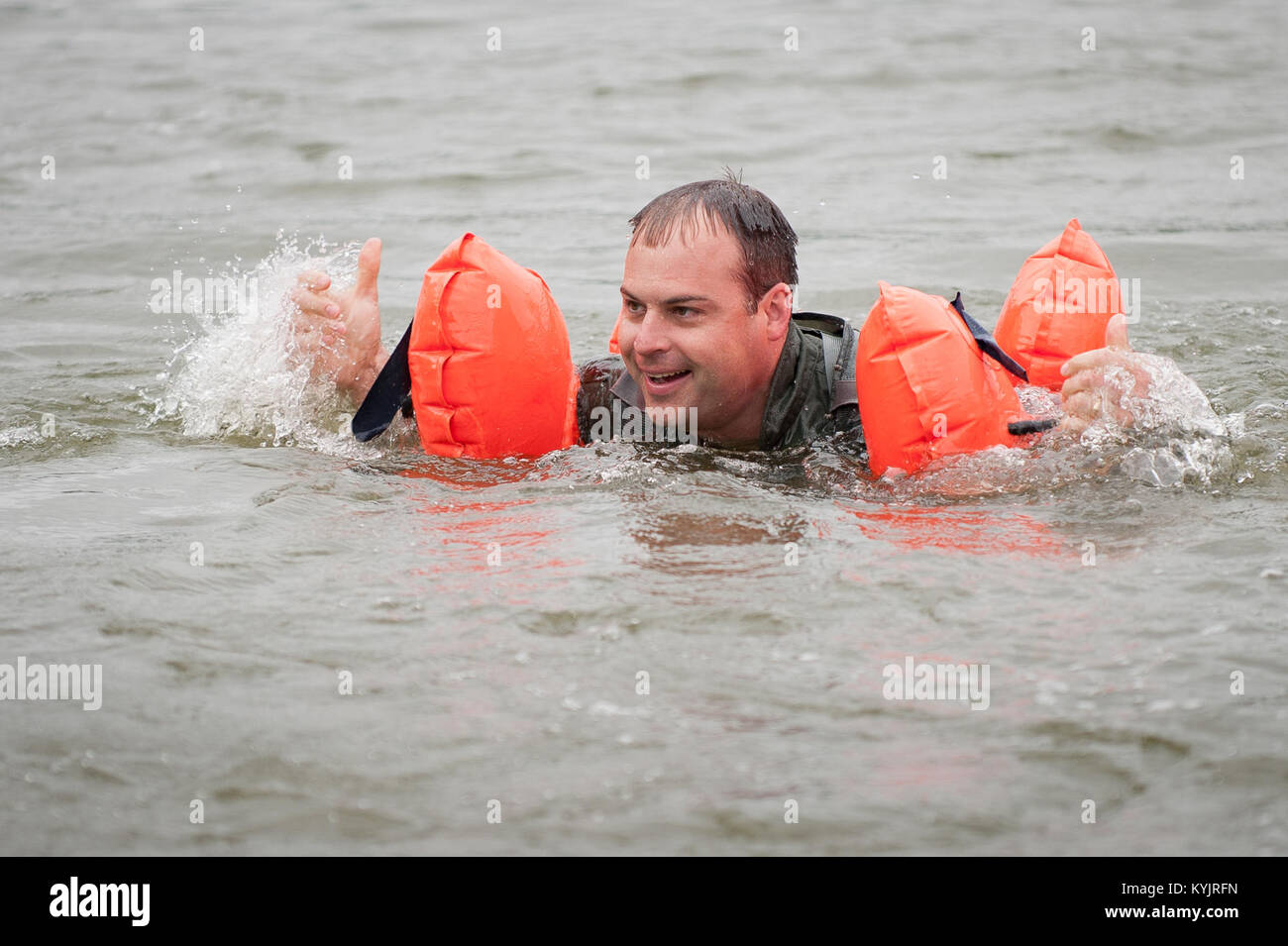 Maj. Brian Keating, einen Navigator in 165 Airlift Squadron die Kentucky der Air National Guard, gibt das Daumen-hoch-Signal nach sich selbst vorbeugend aus einem Fallschirm beim Leiten Wasser überleben Training am See in Taylorsville Taylorsville, Ky., am 5. Juni 2014. Die Schulung behandelt auch land Überlebenstechniken und Orientierungslauf. (U.S. Air National Guard Foto von Maj. Dale Greer) Stockfoto