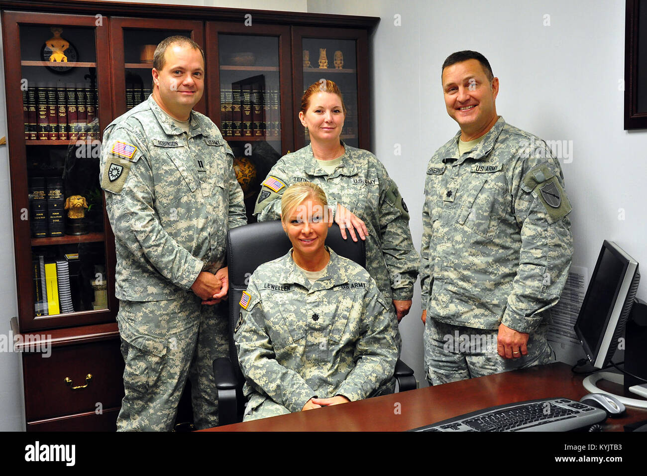 Die Kentucky's National Guard Personal Judge Advocate General, Oberstleutnant Natalie Lewellen (sitzend), (L - R) Kapitän Spencer Robinson, Staff Sgt. Paulette Terry und Oberstleutnant Jason Shepherd. Das Team arbeitet der Rechtsabteilung der Kentucky Schutz zu bieten. (U.S. Army National Guard Foto: Staff Sgt. Scott Raymond) Stockfoto
