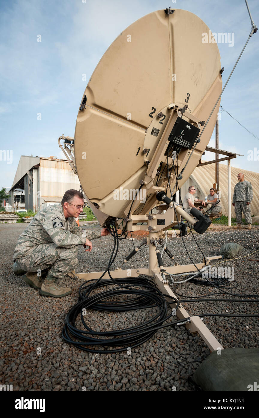 Air Force Master Sgt. Paul Edwards von 123 die Kentucky der Air National Guard Contingency Response Group legt der Satellitenkommunikation für den gemeinsamen Betrieb Mitte bei Léopold Sédar Senghor International Airport in Dakar, Senegal, Oktober 5, 2014, zur Unterstützung der Operation United Hilfe. Mehr als 80 Kentucky Air Wachposten stand auf einer mittleren Staging Base am Flughafen, dass humanitäre Lieferungen und Ausrüstung, die sich in Westafrika Trichter als Teil der internationalen Anstrengungen Ebola zu kämpfen. (U.S. Air National Guard Foto von Maj. Dale Greer) Stockfoto