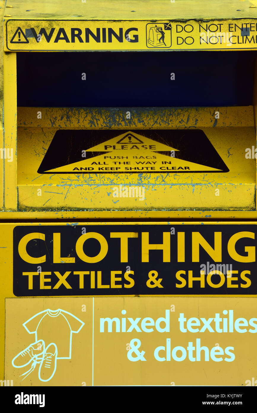 Ein Papierkorb oder Behälter für Kleidung, Textilien und Schuhe für die Wiederverwendung durch die Nächstenliebe. Nachhaltigkeit und Umweltschutz Aktionen für endliche Ressourcen. Stockfoto