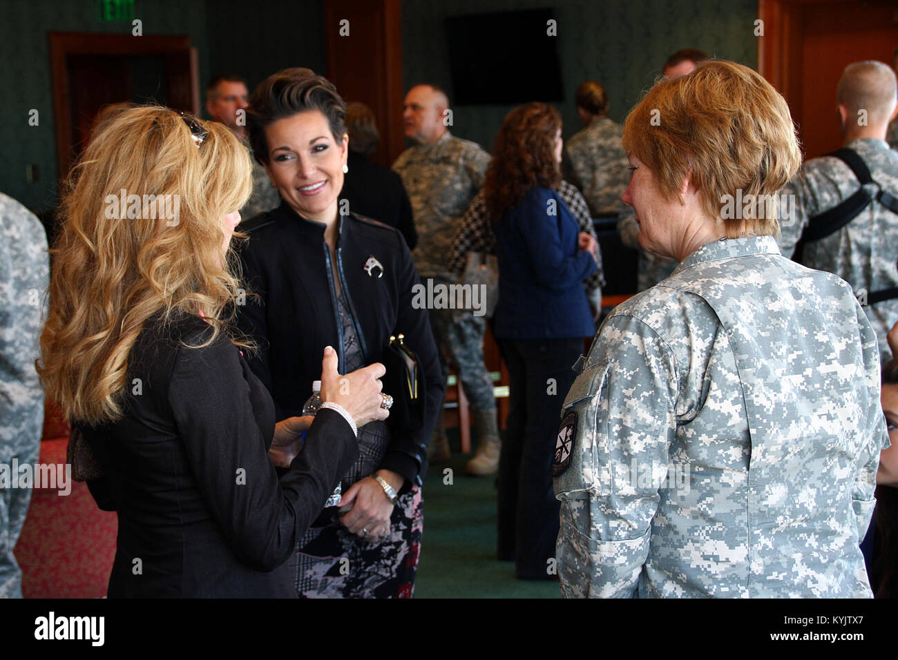 Die Kentucky National Guard, Humana und Churchill Downs unterstützt die 2014 Überlebenden aufsuchende Dienste' Tag an den Rennen an der Schiene in Louisville, Ky., Nov. 2, 2014. Mehr als 800 Hinterbliebene von Gefallenen militärischen Helden aus 10 Staaten nahmen an der fünften jährlichen Veranstaltung. (U.S. Army National Guard Foto: Staff Sgt. Scott Raymond) Stockfoto