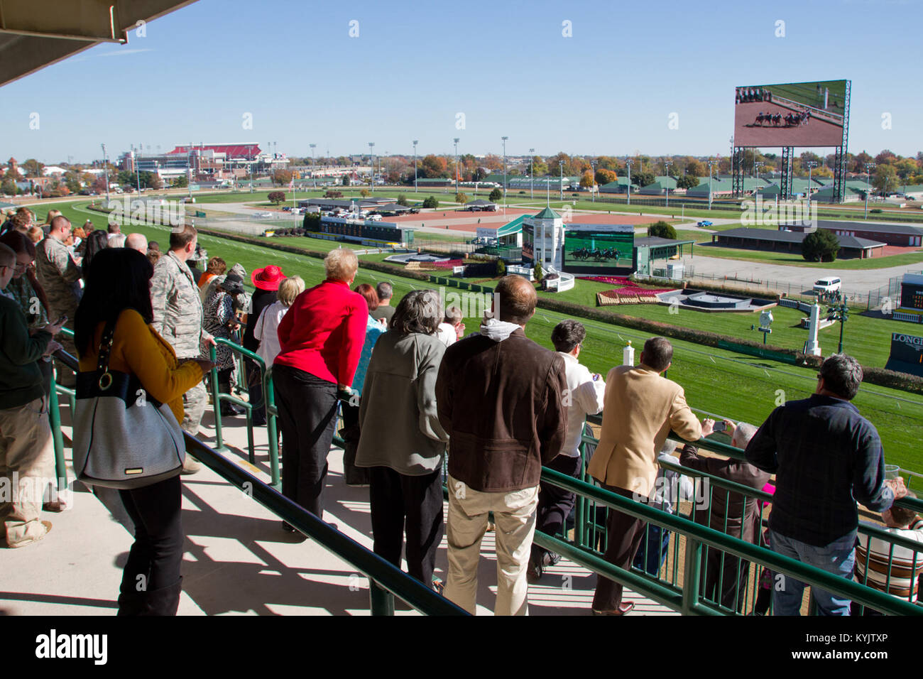 Die Kentucky National Guard, Humana und Churchill Downs unterstützt die 2014 Überlebenden aufsuchende Dienste' Tag an den Rennen an der Schiene in Louisville, Ky., Nov. 2, 2014. Mehr als 800 Hinterbliebene von Gefallenen militärischen Helden aus 10 Staaten nahmen an der fünften jährlichen Veranstaltung. (U.S. Army National Guard Foto: Staff Sgt. Scott Raymond) Stockfoto