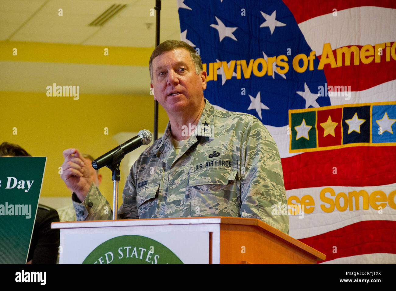 Die Kentucky National Guard, Humana und Churchill Downs unterstützt die 2014 Überlebenden aufsuchende Dienste' Tag an den Rennen an der Schiene in Louisville, Ky., Nov. 2, 2014. Mehr als 800 Hinterbliebene von Gefallenen militärischen Helden aus 10 Staaten nahmen an der fünften jährlichen Veranstaltung. (U.S. Army National Guard Foto: Staff Sgt. Scott Raymond) Stockfoto