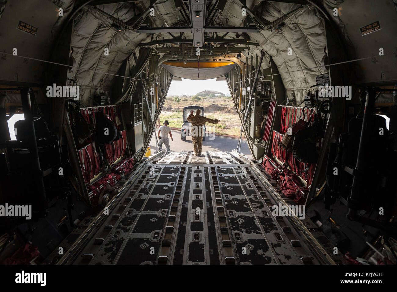 US Air Force Staff Sgt Kassondra Cline, Loadmaster für die 787th Air Expeditionary Geschwader, leitet die Beladung eines taktischen Fahrzeugs eine US Luftwaffe C-130J Flugzeug bei Léopold Sédar Senghor International Airport in Dakar, Senegal, 11. November 2014. Das Fluggerät und Besatzung aus Dyess Air Force Base Texas, werden eingesetzt in den Senegal, humanitären Hilfe zu fliegen und Truppe-Support Equipment in Monrovia, Liberia, zur Unterstützung der Operation Vereinigte Unterstützung, der US Agency for International Development geführt, der gesamtstaatliche Anstrengung Ebola-Virus-Ausbruch in Westafrika enthalten. (US Air Na Stockfoto