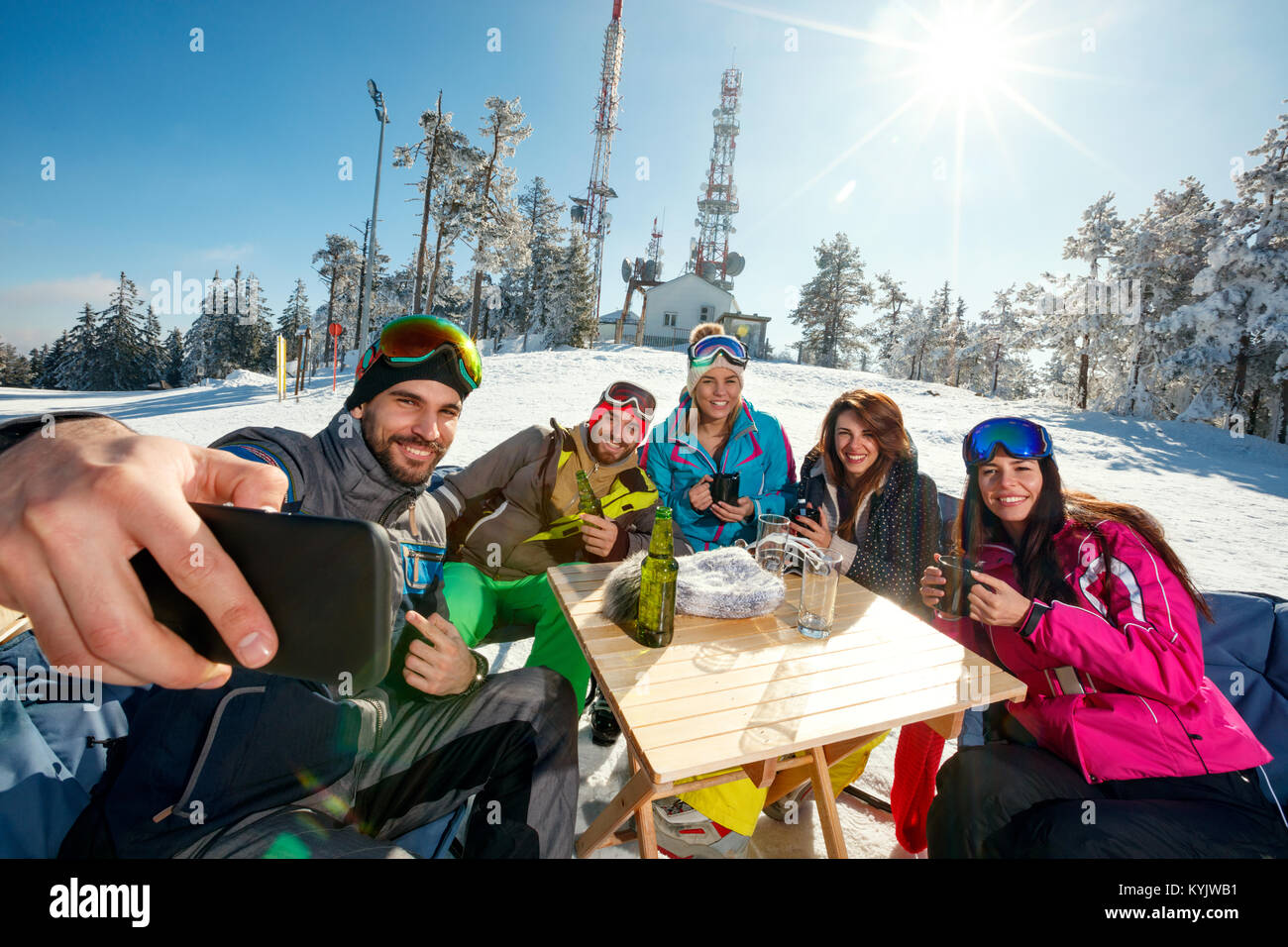 Gruppe von Freunde Lachen und Genießen im Getränk bei Ski Resort zusammen Stockfoto