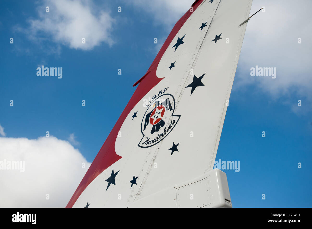 Die Thunderbirds sind die US-Luftwaffe premier Antenne demonstration Team. Sie werden das Festzelt Attraktion bei den Donner 2015 über Louisville air show, für den 18. April in Louisville, Ky geplant werden. (U.S. Air National Guard Foto von Maj. Dale Greer) Stockfoto