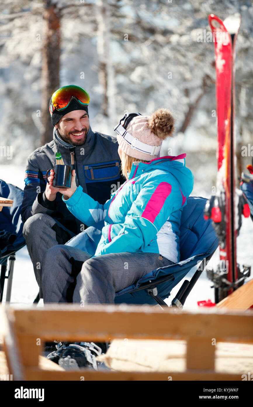 Einige Zeit miteinander zu verbringen und nach dem Skilaufen im Café zu Ski Resort in den Bergen Stockfoto