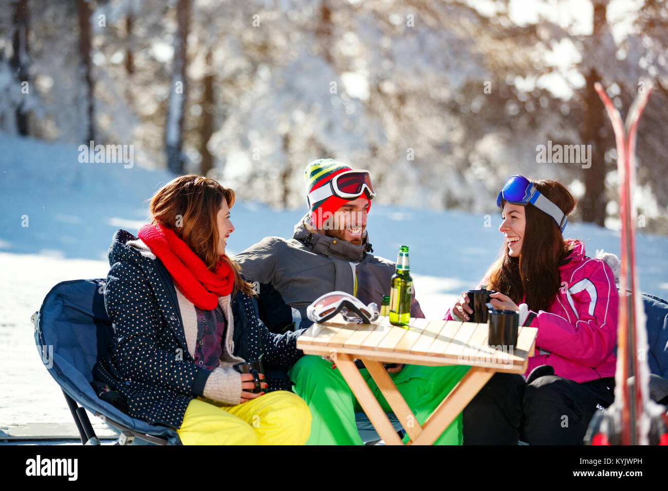 Lächelnd Freunde Zeit zusammen und trinken nach dem Skifahren im Café zu Ski Resort in den Bergen Stockfoto