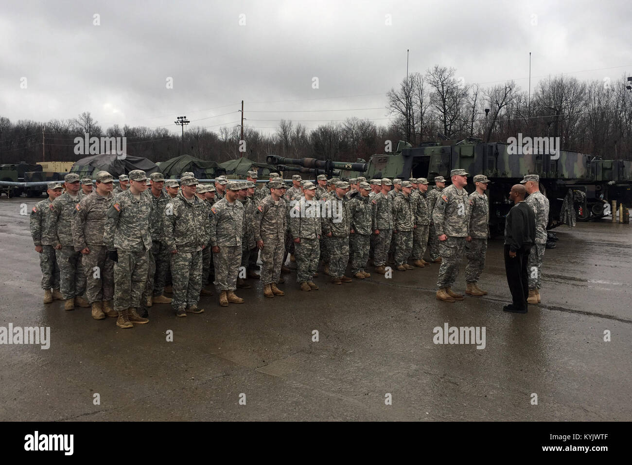 Soldaten mit Bravo. Akku, 2. Bataillon, 138 Field Artillery zusammenbauen in Bildung für die Förderung Zeremonie der SPC. Patrick Kreuz und SPC. Shaun Johnson in den Rang eines Sergeant an Fort Knox, Ky., März 2015. Stockfoto