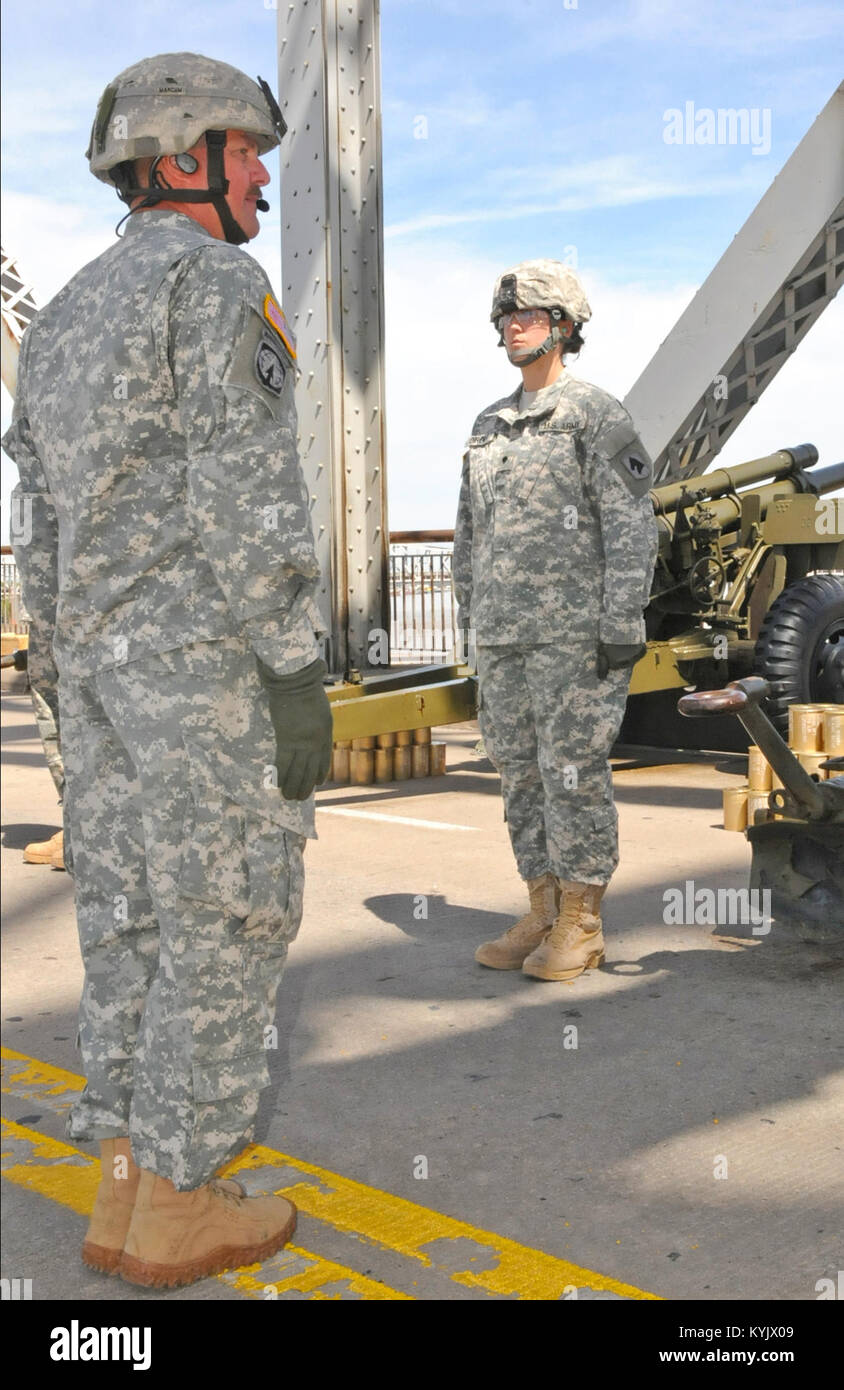 Sgt. 1. klasse James Marcum, Leiter der Rauch für die 138 Field Artillery Brigade bridge Team, bereitet seine Mannschaft für die Zündung des 105-mm-Haubitze Kanonen während der Donner 2015 über Louisville am 18. April. Stockfoto