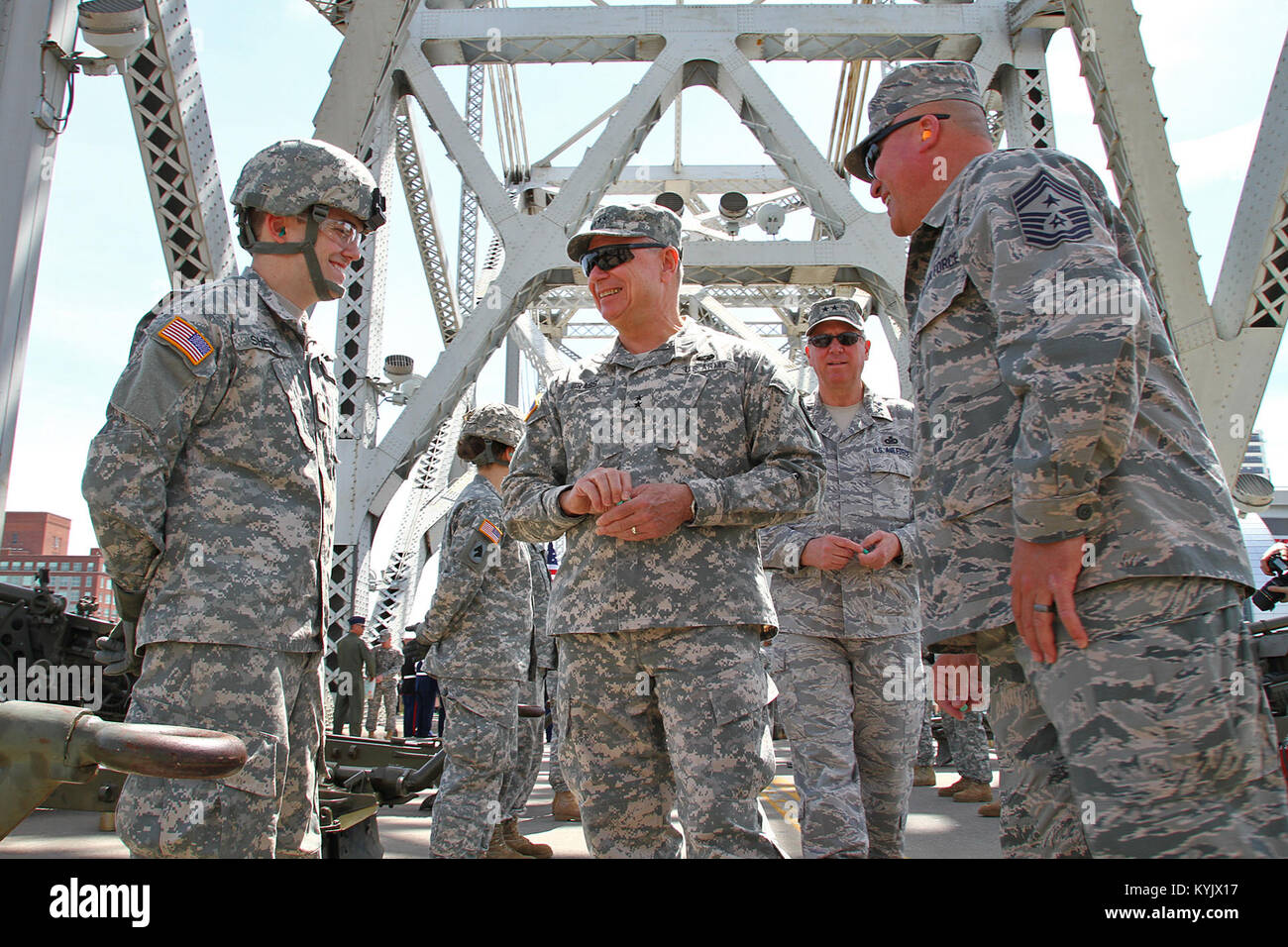 Gen. Frank J. Gras, Chief, National Guard Bureau spricht mit Kentucky Wachposten bei einem Besuch des Commonwealth und der Donner über Louisville, 18. April 2015. (U.S. Army National Guard Foto: Staff Sgt. Scott Raymond) Stockfoto