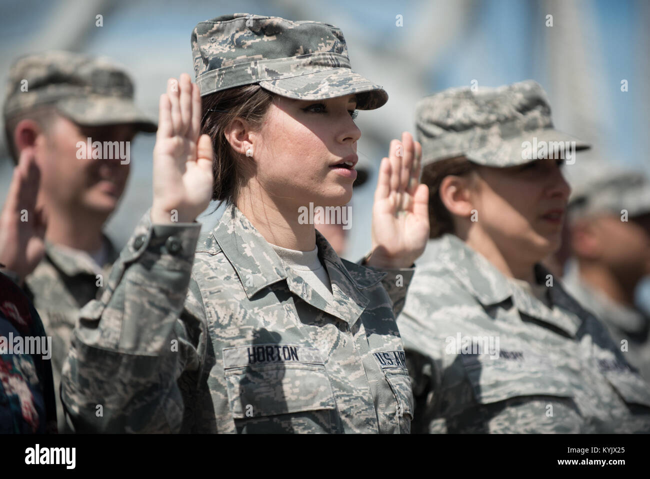 Senior Airman Lindsey Horton, einem Recruiting Assistant im Kentucky Air National Guard, nimmt den Eid der Dienstzeit während einer Messe Vereidigung auf die Clark Memorial Bridge in Downtown Louisville, Ky., 18. April 2015. Die Zeremonie, die aus der Donner über Louisville air show trat, wurde von der Armee Gen. Frank J. Gras, Chef der National Guard Bureau geführt. (U.S. Air National Guard Foto von Maj. Dale Greer) Stockfoto