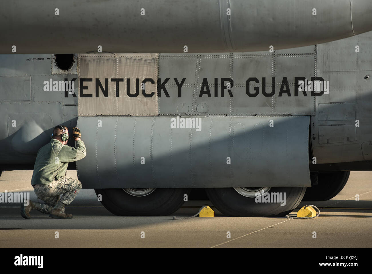 Airman 1st Class Jacob Reynolds, ein Mannschaft Leiter in der 123 Aircraft Maintenance Squadron, prüft der C-130 Hercules Flugzeuge am Kentucky Air National Guard Base in Louisville, Ky., 24. April 2015. Die Flugzeuge und mehr als 40 Mitglieder des 123. Airlift Wing bereitstellen, zu einem unbekannten Air Base in der Golfregion, wo Sie Luftbrücke Missionen zur Unterstützung der Operation, die die Freiheit des Sentinel fliegen. (U.S. Air National Guard Foto von Maj. Dale Greer) Stockfoto