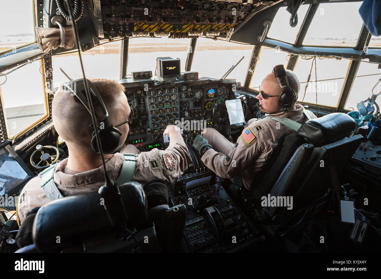 Kapitän Nick Reinke (links) und Kapitän Josh Ketterer, C-130 Piloten in der 123 Airlift Wing, Durchführung preflight Checklisten beim Kentucky Air National Guard Base in Louisville, Ky., 24. April 2015, vor ihrer Abreise zu einem unbekannten Air Base in der Golfregion. Mehr als 40 andere Kentucky Air Nationalgarde waren auch an Bord der Flugzeuge. Während bereitgestellt, die Flieger fliegen Luftbrücke Missionen zur Unterstützung der Operation, die die Freiheit des Sentinel. (U.S. Air National Guard Foto von Maj. Dale Greer) Stockfoto