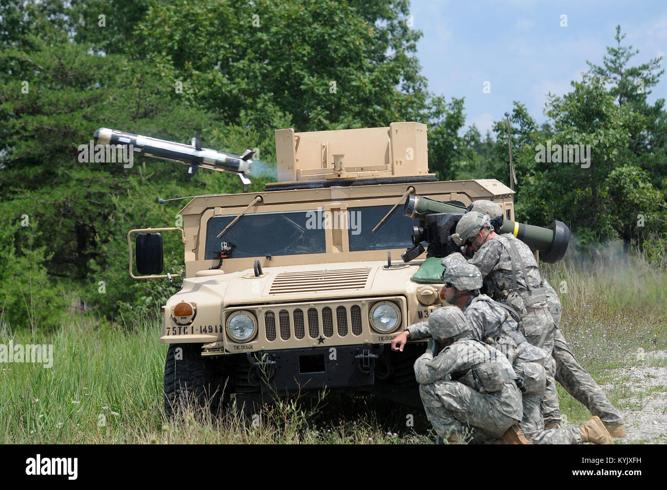 Soldaten mit Delta Co., 1st Bataillon, 149 Infanterie Feuer einen Spieß anti-tank Rakete Fort Knox, Ky., 26. Juli 2016. (U.S. Army National Guard Foto von Pfc. Nasir Stoner) Stockfoto