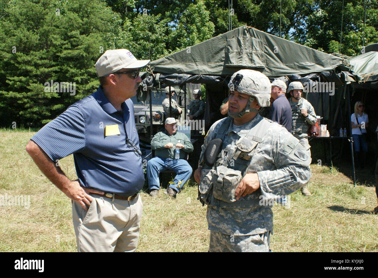 Arbeitgeber und civi Führer von über Kentucky interagieren mit Kentucky Nationalgarde während ein Arbeitgeber Unterstützung des Schutzes und der Reserve Chef heben am Fort Knox, Ky., 22. Juli 2015. (Foto von Angie Hatton) Stockfoto