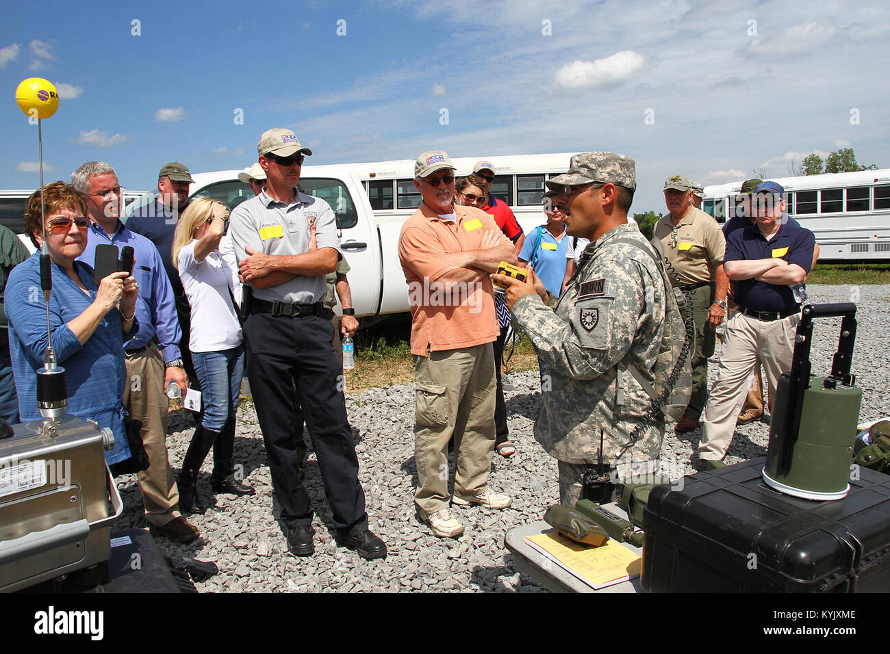 Kentucky bürgerliche Führer und Arbeitgeber besuchen Sie mit Kentucky Wachposten als Teil eines Arbeitgebers Unterstützung des Schutzes und der Reserve (ESGR) Boss Lift an der Wendell H. Ford regionalen Ausbildungszentrums in Greenville, Ky., 22. Juli 2015. (U.S. Army National Guard Foto: Staff Sgt. Scott Raymond) Stockfoto