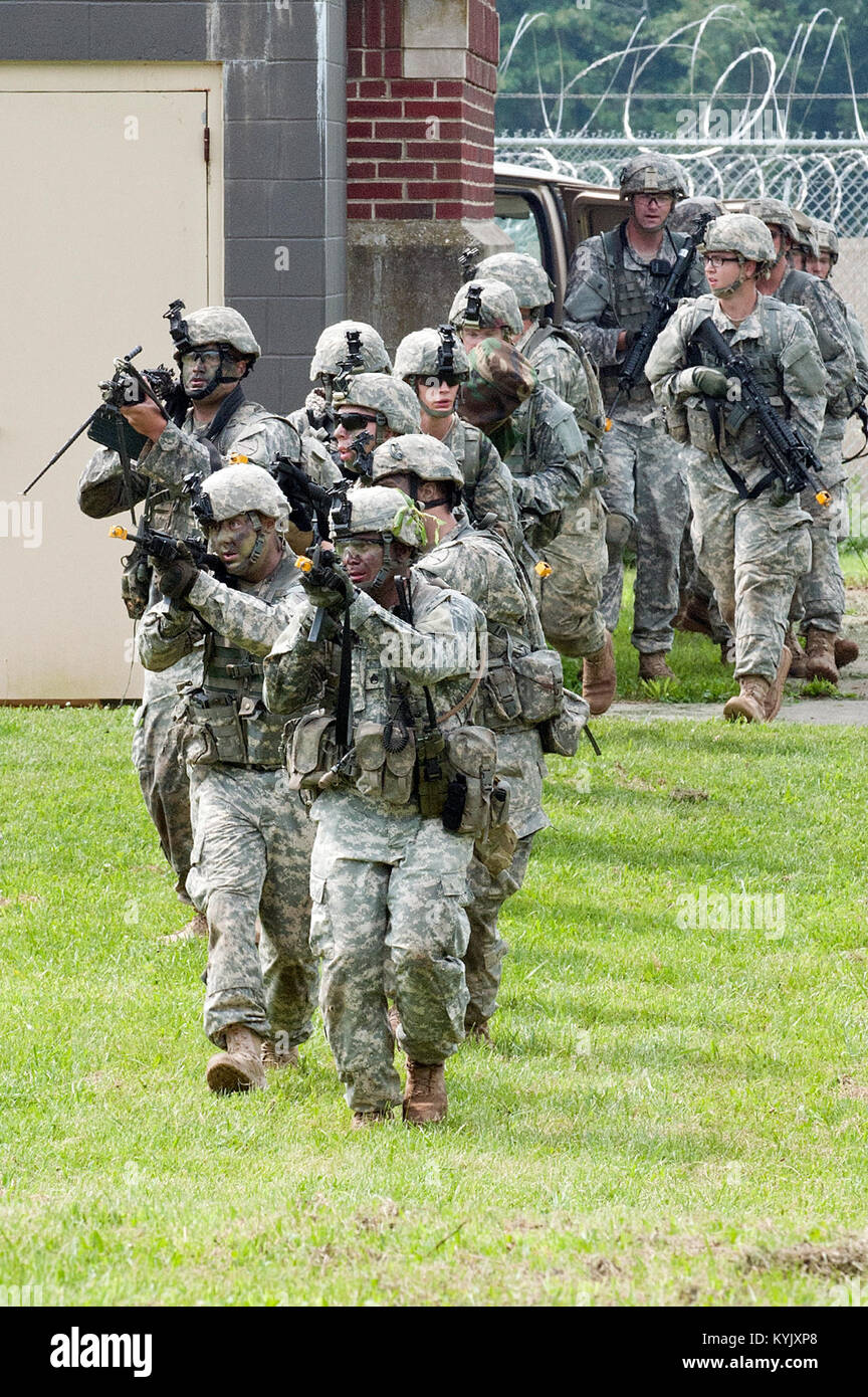 Soldaten, die in den ersten Bataillon, 149 Infanterie führte eine Air Assault Übung an muscatatuck Urban Training Center in Butlerville, Ind., 26. Juli 2015. (U.S. Army National Guard Foto: Staff Sgt. Scott Raymond) Stockfoto