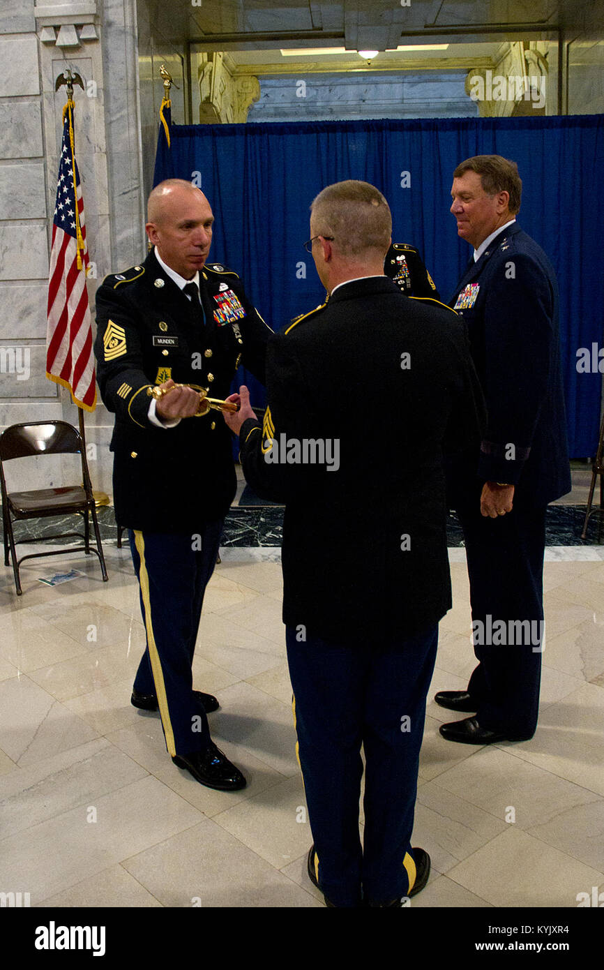 Command Sgt. Maj. David Munden liefert den Unteroffizier Officer's Schwert Staff Sgt. Adam Rients nach der Übernahme von Verantwortung Zeremonie in Frankfort, Ky., Aug 7, 2015. Munden übernimmt die Rolle der ein Auftrag wie der Befehl Sergeant Major des Kriegers Übergang Bataillon in Fort Knox, Ky. (U.S. Army National Guard Foto: Staff Sgt. Scott Raymond) Stockfoto