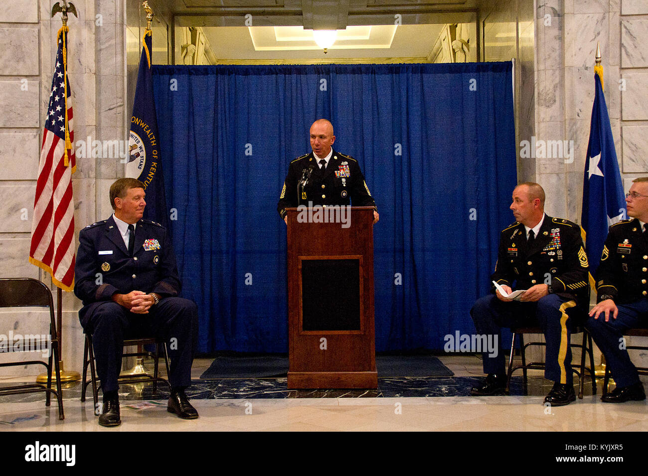 Command Sgt. Maj. David Munden ist Kentucky 9. Staatliche command Sergeant Major während einer Übernahme von Verantwortung Zeremonie in Frankfort, Ky., Aug 7, 2015 ernannt. (U.S. Army National Guard Foto: Staff Sgt. Scott Raymond) Stockfoto