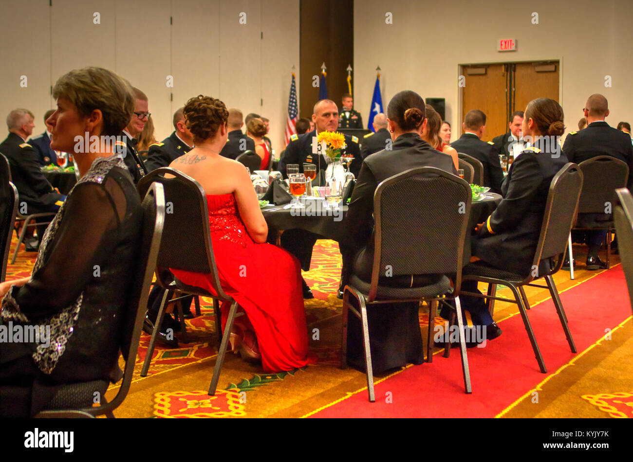 Absolventen treffen Sie sich mit Freunden, Familie und Kollegen service Mitglieder im Capital Plaza Hotel in Frankfort Kentucky 26. September 2015. Der Ball wird in der Feier der neuesten 2 Leutnants und Warant Offiziere im Kentucky National Guard. Stockfoto