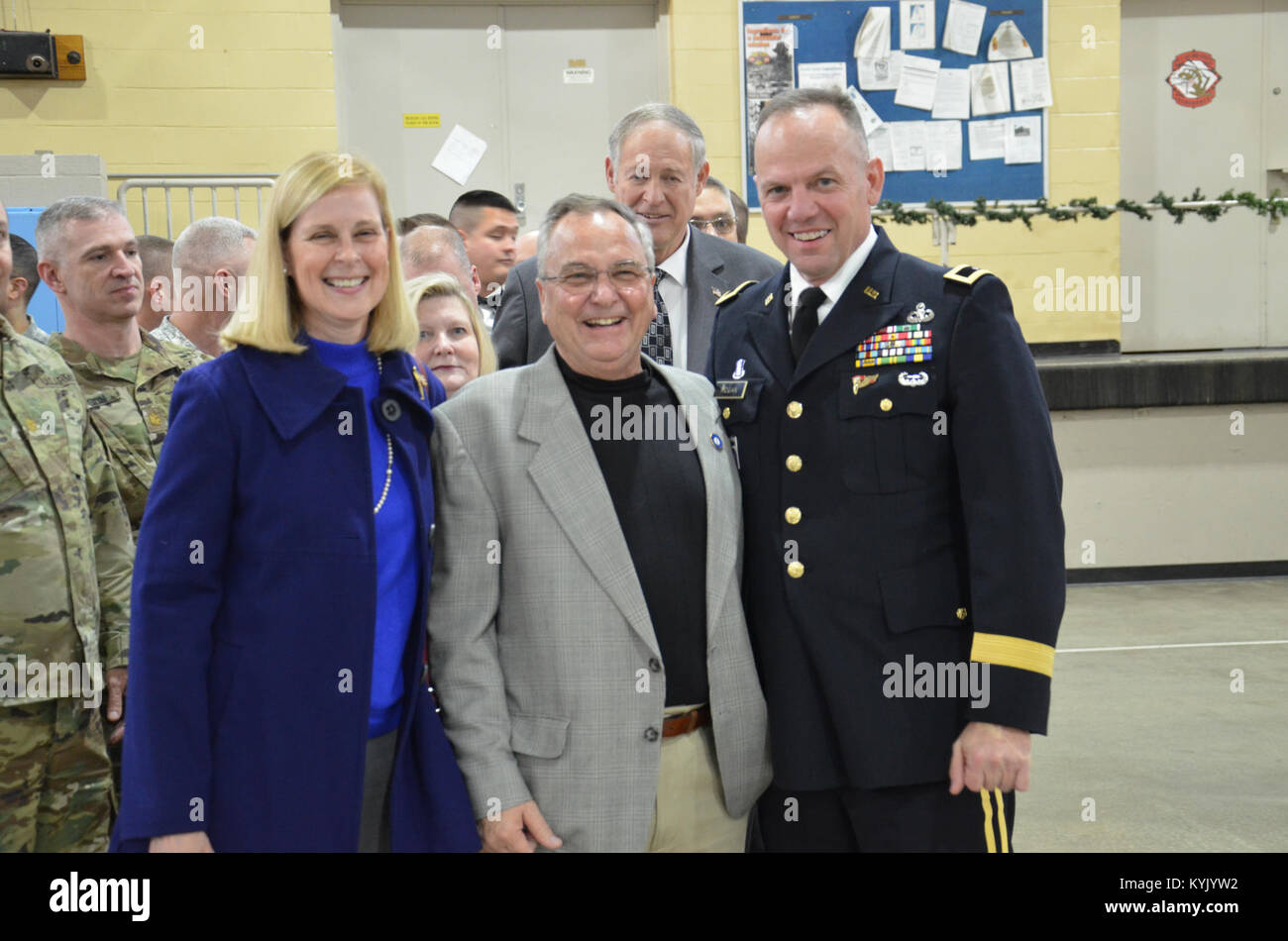 Die Kentucky National Guard begrüßte Brig. Gen. Stephen R. Hogan als Kentucky 52 Adjutant General, Dez. 8, während einer kurzen Rezeption an der Boone National Guard. Aktuelle Gardisten, Rentner und staatliche Angestellte erhielt Hogan mit Handschlag und herzlichen Glückwunsch. (U.S. Army National Guard Foto von Sgt. 1. Klasse Gina Vaile-Nelson, 133 MPAD) Stockfoto