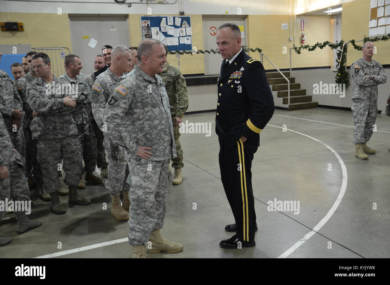 Die Kentucky National Guard begrüßte Brig. Gen. Stephen R. Hogan als Kentucky 52 Adjutant General, Dez. 8, während einer kurzen Rezeption an der Boone National Guard. Aktuelle Gardisten, Rentner und staatliche Angestellte erhielt Hogan mit Handschlag und herzlichen Glückwunsch. (U.S. Army National Guard Foto von Sgt. 1. Klasse Gina Vaile-Nelson, 133 MPAD) Stockfoto