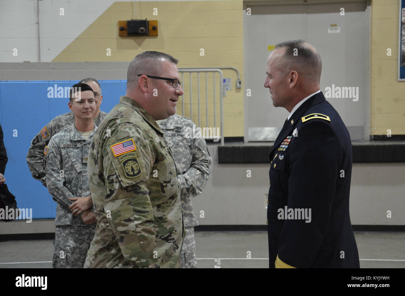 Die Kentucky National Guard begrüßte Brig. Gen. Stephen R. Hogan als Kentucky 52 Adjutant General, Dez. 8, während einer kurzen Rezeption an der Boone National Guard. Aktuelle Gardisten, Rentner und staatliche Angestellte erhielt Hogan mit Handschlag und herzlichen Glückwunsch. (U.S. Army National Guard Foto von Sgt. 1. Klasse Gina Vaile-Nelson, 133 MPAD) Stockfoto