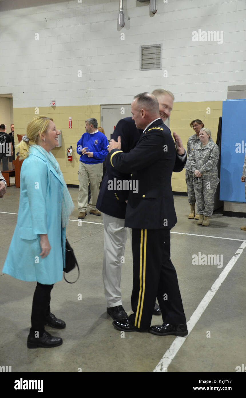 Die Kentucky National Guard begrüßte Brig. Gen. Stephen R. Hogan als Kentucky 52 Adjutant General, Dez. 8, während einer kurzen Rezeption an der Boone National Guard. Aktuelle Gardisten, Rentner und staatliche Angestellte erhielt Hogan mit Handschlag und herzlichen Glückwunsch. (U.S. Army National Guard Foto von Sgt. 1. Klasse Gina Vaile-Nelson, 133 MPAD) Stockfoto