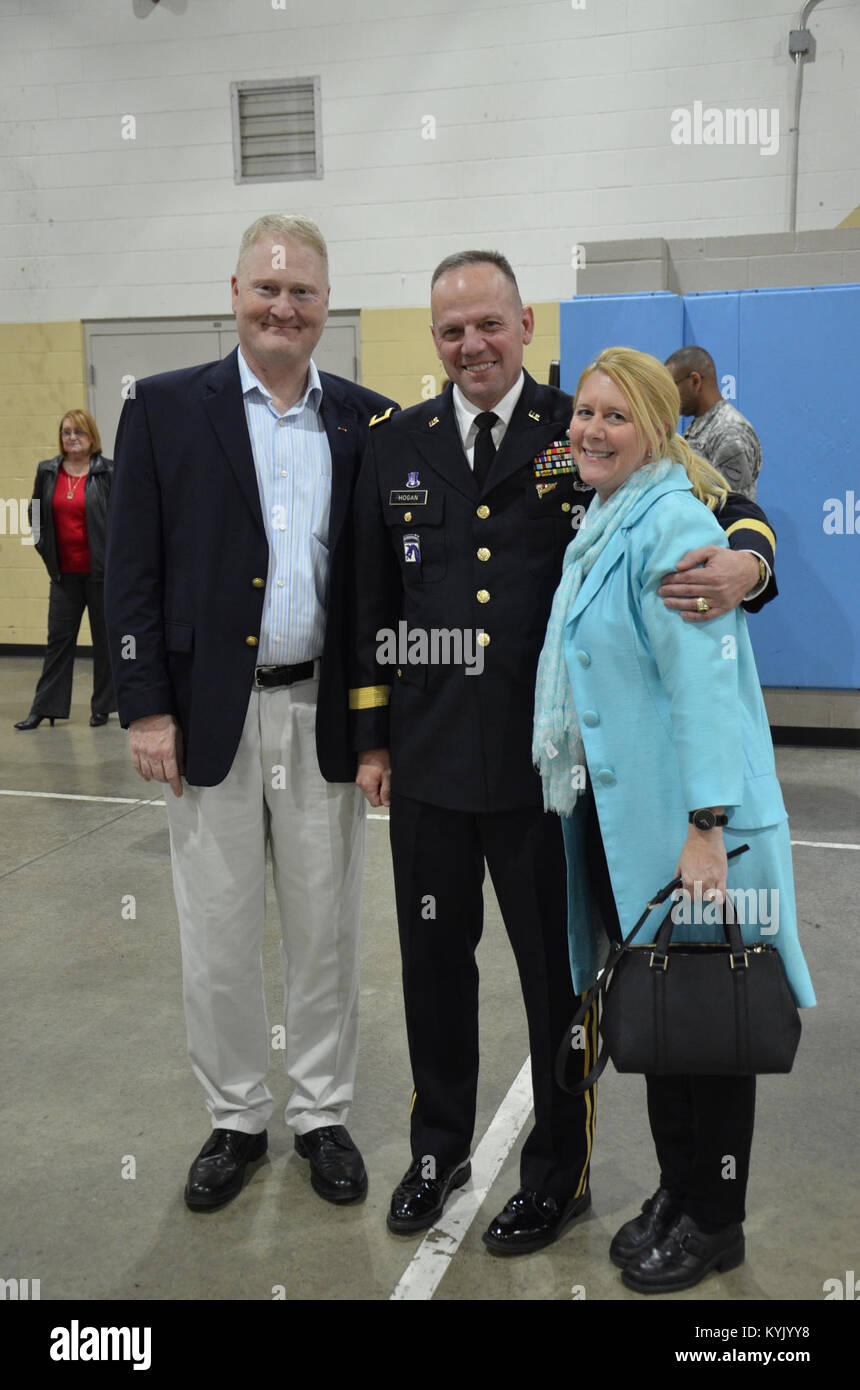 Die Kentucky National Guard begrüßte Brig. Gen. Stephen R. Hogan als Kentucky 52 Adjutant General, Dez. 8, während einer kurzen Rezeption an der Boone National Guard. Aktuelle Gardisten, Rentner und staatliche Angestellte erhielt Hogan mit Handschlag und herzlichen Glückwunsch. (U.S. Army National Guard Foto von Sgt. 1. Klasse Gina Vaile-Nelson, 133 MPAD) Stockfoto