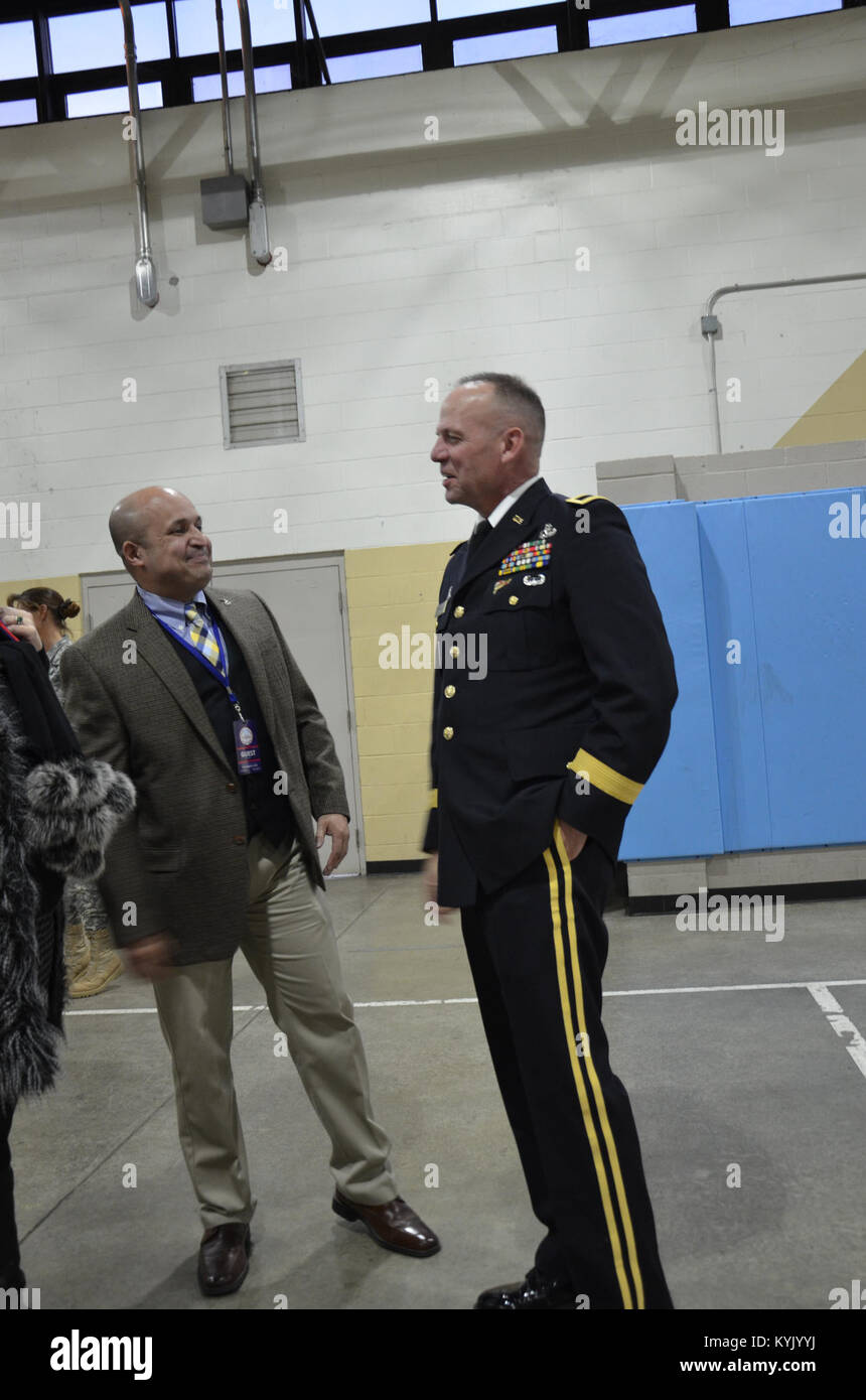 Die Kentucky National Guard begrüßte Brig. Gen. Stephen R. Hogan als Kentucky 52 Adjutant General, Dez. 8, während einer kurzen Rezeption an der Boone National Guard. Aktuelle Gardisten, Rentner und staatliche Angestellte erhielt Hogan mit Handschlag und herzlichen Glückwunsch. (U.S. Army National Guard Foto von Sgt. 1. Klasse Gina Vaile-Nelson, 133 MPAD) Stockfoto