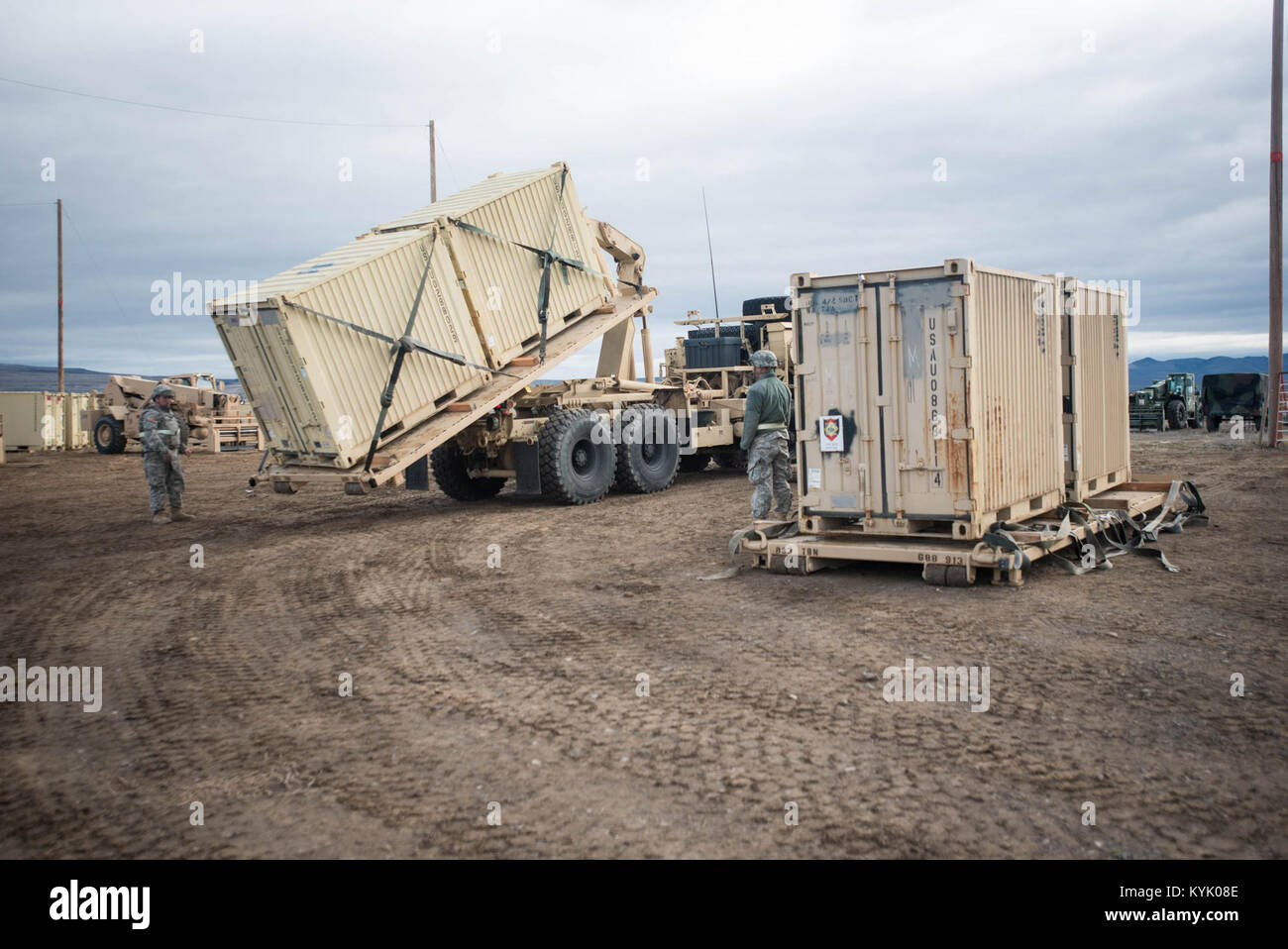 Soldaten aus der US Army 688th Schnelle Öffnung ein Element einer System Cargo auf die funktionierenden Knoten Amedee Army Airfield, Calif., am 9. März 2016 zu entladen. Die 688Th RPOE arbeitet in Verbindung mit 123 dem Kentucky der Air National Guard Contingency Response Group und ein Team aus der Defense Logistics Agency Joint Task Force-Port Sangala Öffnen während einer Woche - lange Übung genannten Operation Holzfäller zu betreiben. Ziel des JTF-PO ist eine Antenne Entladehafen zu schaffen, erste Verteilung Funktionen bieten und Lagerhaltung für distrib Stockfoto