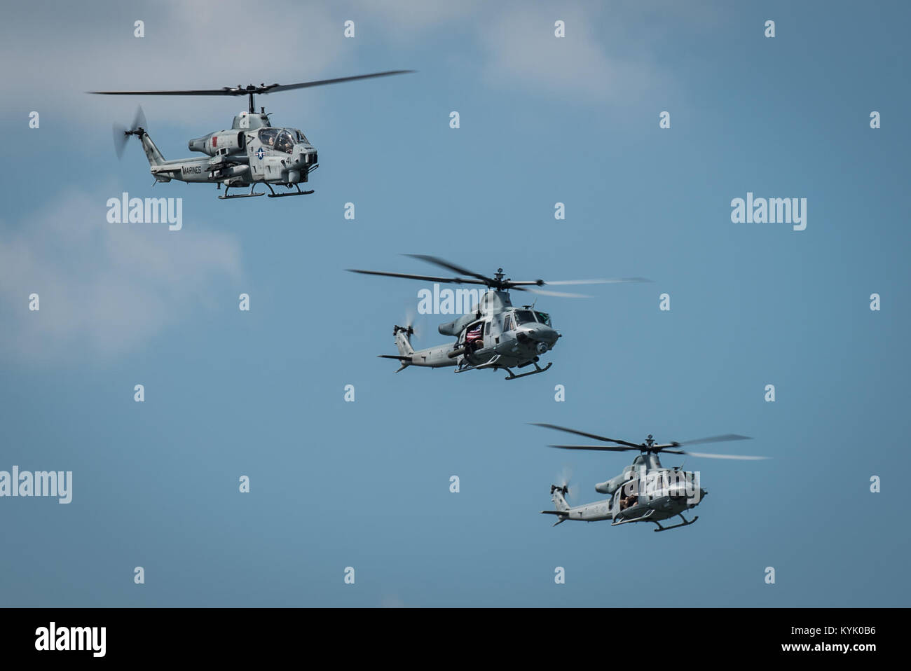 Piloten aus dem US Marine Corps Showcase die Fähigkeiten des AH-1 Super Cobra (links) und UH-1 Huey Hubschrauber während der Donner über Louisville air show in Downtown Louisville, Ky., 23. April 2016. Die Veranstaltung zeichnete geschätzte Menge von 725.000 Zuschauer an den Ufern des Ohio River. (U.S. Air National Guard Foto von Maj. Dale Greer) Stockfoto