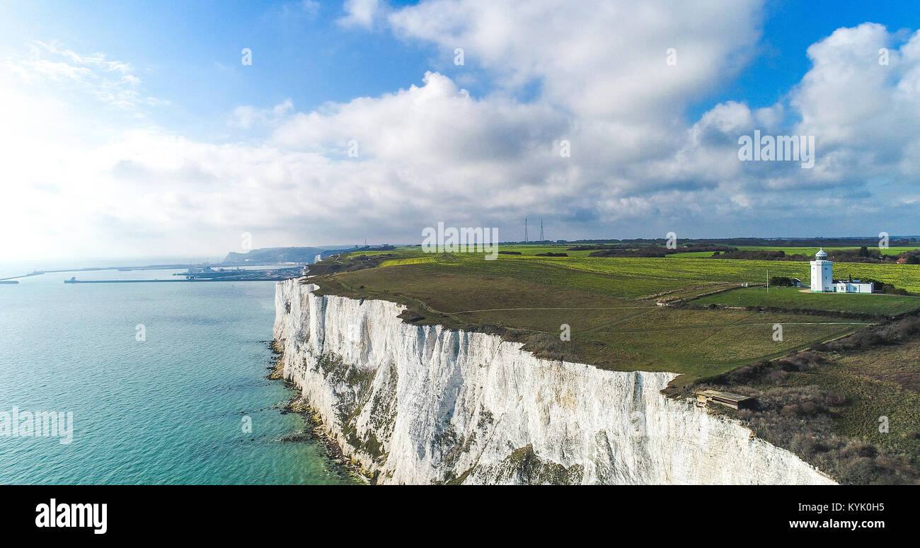 Luftaufnahme auf die Weißen Felsen von Dover und den Süden Forland Leuchtturm in Dover, Kent, Großbritannien Stockfoto