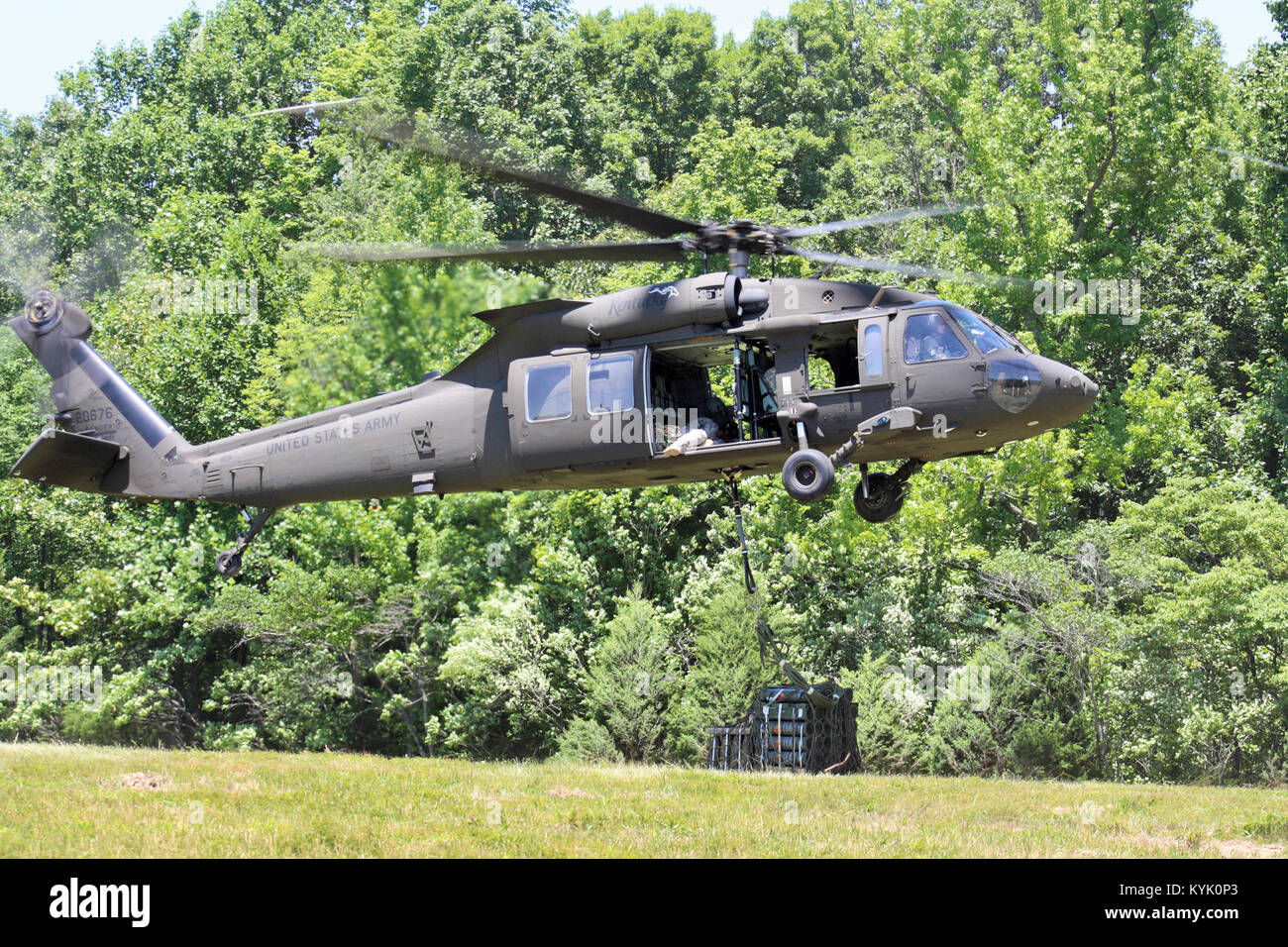 Bravo Company, 2 Bataillon 147 Aviation führt Schlinge legen die Maßnahmen zur Unterstützung des jährlichen Trainings für 2. Bataillon, 138 Field Artillery Brigade. Die UH-60 Blackhawk transportiert 69 155 mm hoch explosive Geschosse (Munition) und 40 M231 Modular Artillerie kostenlos Systeme (MACS) und Sicherungen zu einem sekundären taktische Montagebereich, dass die 2 von 138 th Letzteren belegt. Air Assault qualifizierten Soldaten mit der 2 von 138 th FA BN Nachschulungen während ihrer jährlichen Training in Fort Knox, Kentucky, 16. Juni 2016 Von 2/147 Th zur Verfügung gestellt wurden. (US Army National Guard Foto von Maj. Carla Raisler) Stockfoto