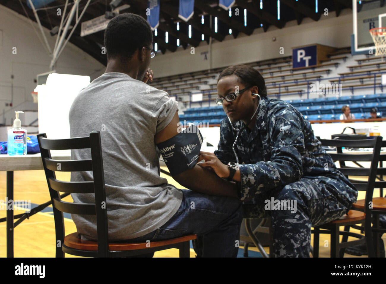 Petty Officer 3rd Class Rosalyn Bäcker, 10 Jahre bei der U.S. Navy Reserve Expeditionary medizinische Einrichtung der Großen Seen ein, Loslösung O, Chicago, nimmt Blutdruck eines Patienten bei Paducah Tilghman High School, Paducah, Ky., 19. Juli 2016. Die Kentucky Air National Guard, mehrere andere Air National Guard Einheiten der US Navy Reserve und die U.S. Army National Guard sind die ärztliche und zahnärztliche Versorgung ohne Kosten für Bewohner in drei westlichen Kentucky Standorte von Juli 18. bis 27. Das Programm wird durch das US-Verteidigungsministerium und das Delta regionale Behörde gefördert. (U.S. Marine R Stockfoto