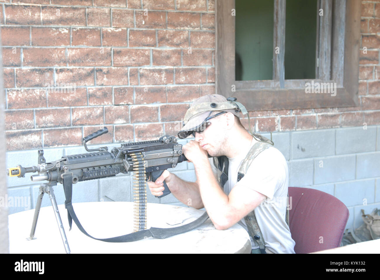 Spc. Matthew Hunt, eine automatische rifleman, Bravo Co.1.BATAILLON, 149 Infanterie sieht die Sehenswürdigkeiten auf seine M249 am Joint Readiness Training Center in Fort Polk, Louisiana, 20. Juli 2016. Jagd und der Rest seiner Firma angegriffen als gegensätzliche Kräfte zur Unterstützung des JRTC Rotation 16-08. (U.s. Army National Guard Foto von 1 st. Oberstleutnant Michael Reinersman) Stockfoto